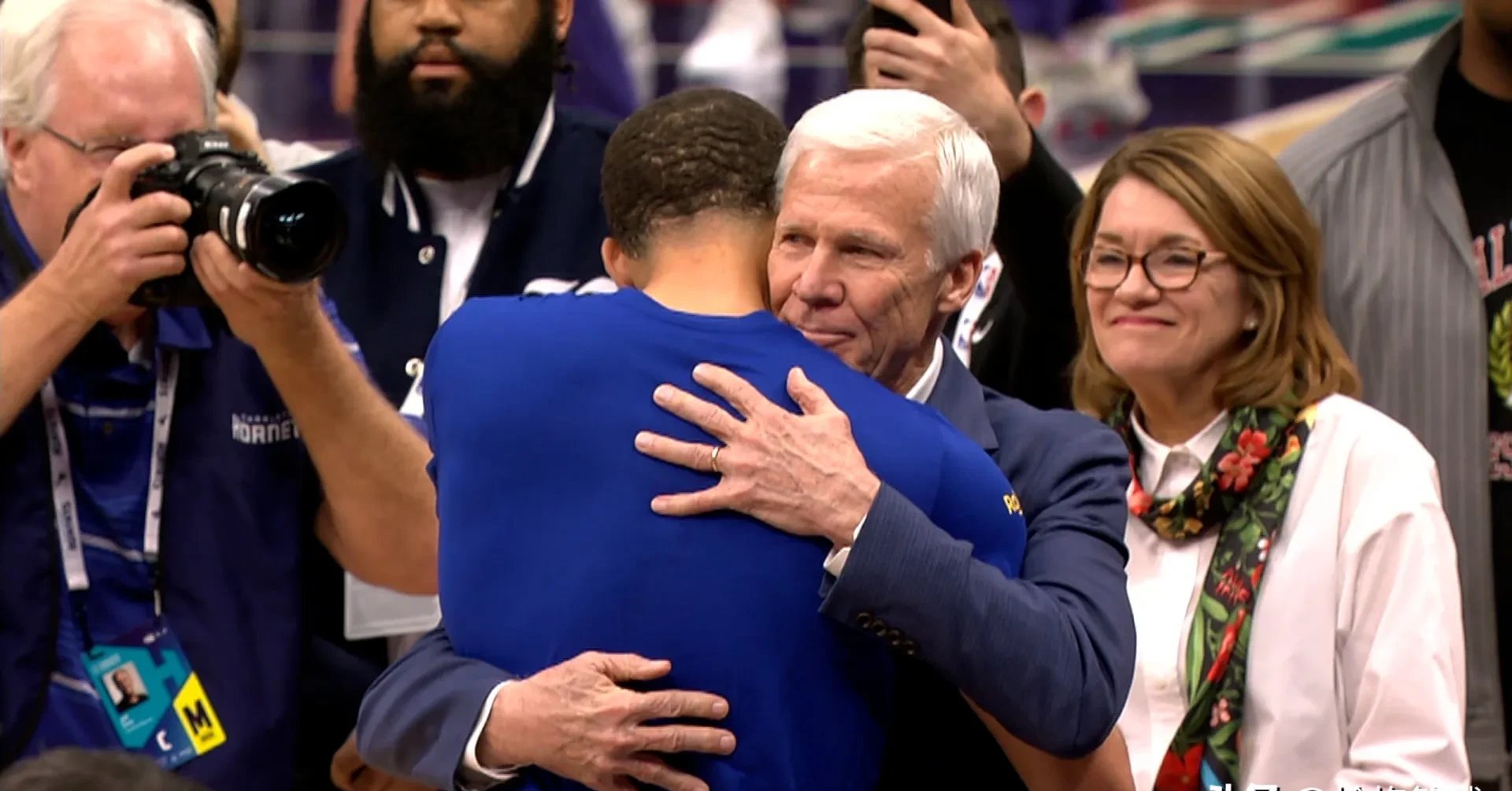 凯尔特人B队横扫意大利男篮，库里送出助攻