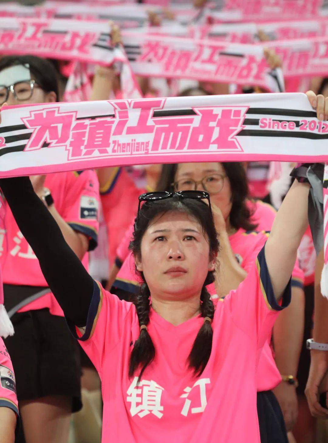 关于足球传奇谢幕,球迷泪洒赛场的信息 关于足球传奇谢幕,球迷泪洒赛场的信息