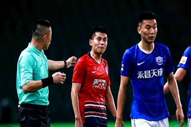 关于足球传奇谢幕,球迷泪洒赛场的信息 关于足球传奇谢幕,球迷泪洒赛场的信息