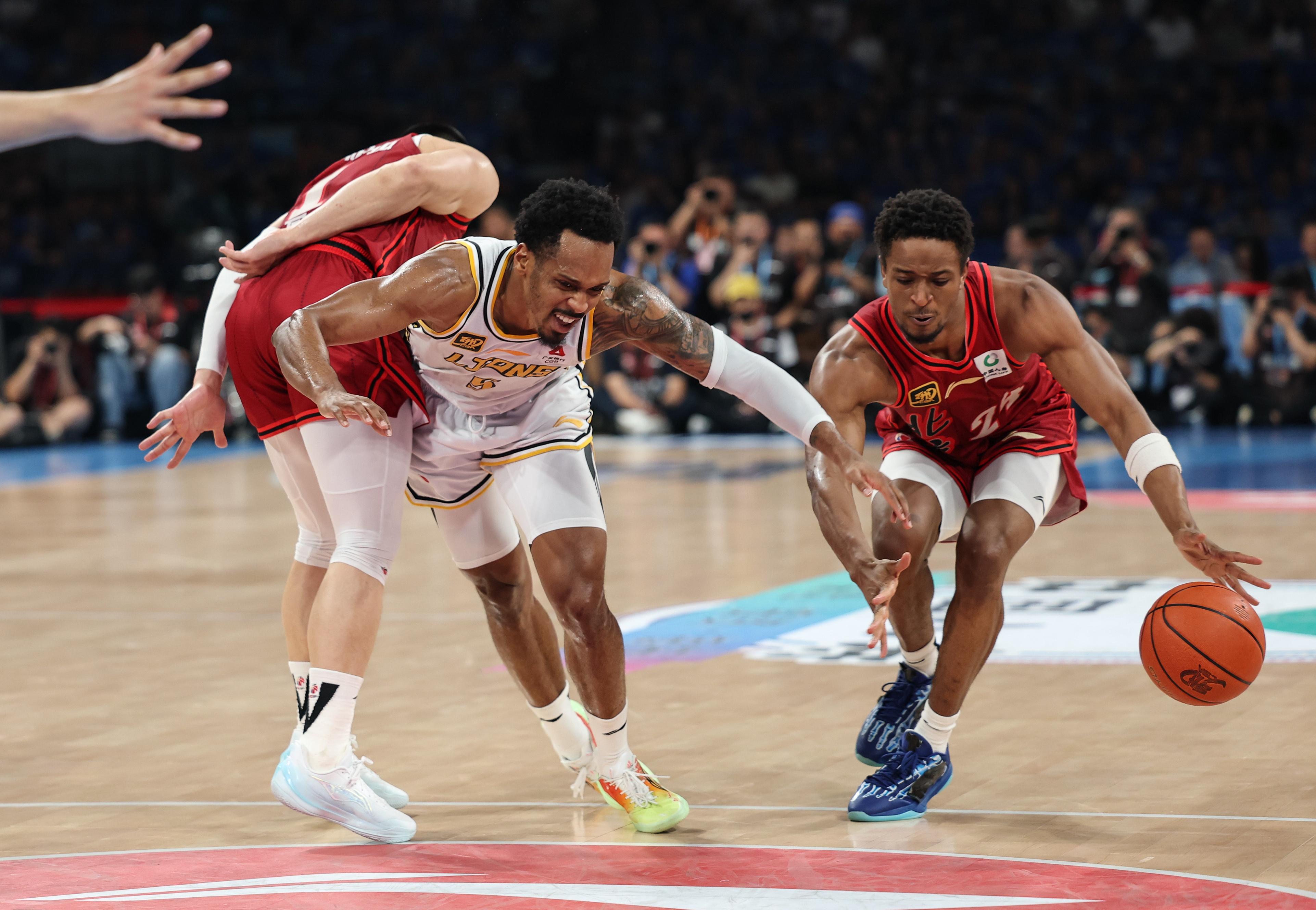 篮网鏖战鹈鹕，戈贝尔带队取胜