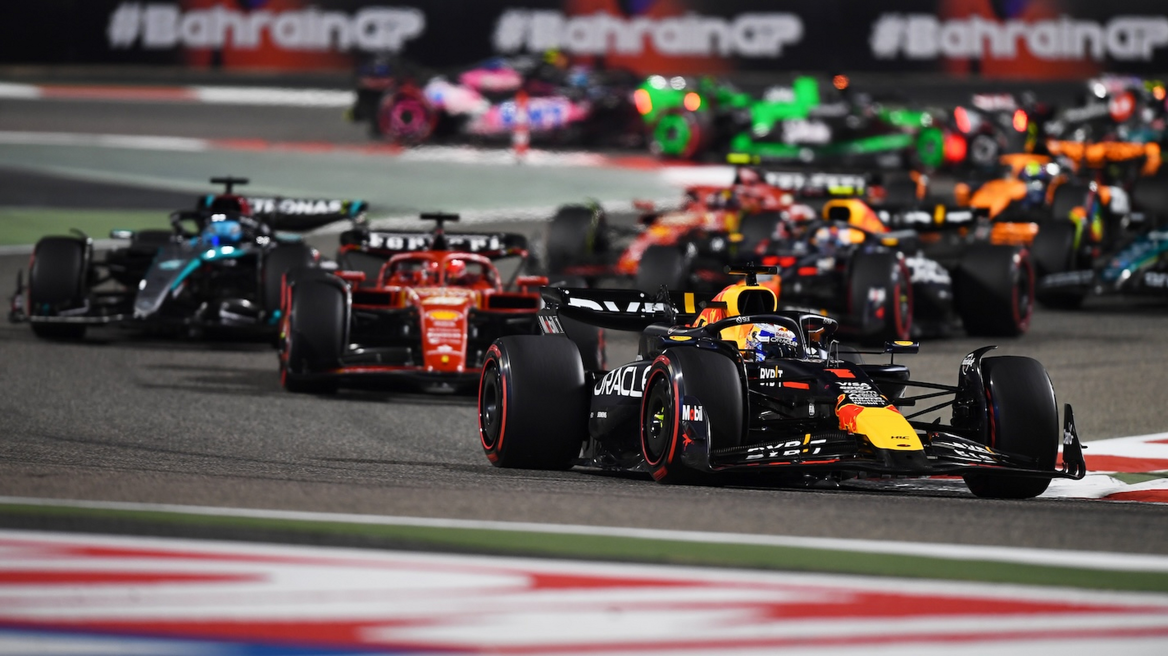 红牛二队鏖战阿斯顿马丁,维斯塔潘点燃赛场 红牛二队鏖战阿斯顿马丁,维斯塔潘点燃赛场