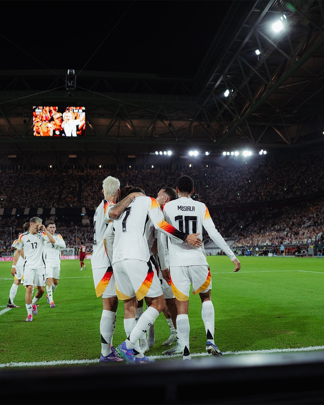 欧冠16强争夺激烈,豪强之间剑拔弩张 欧冠16强争夺激烈,豪强之间剑拔弩张