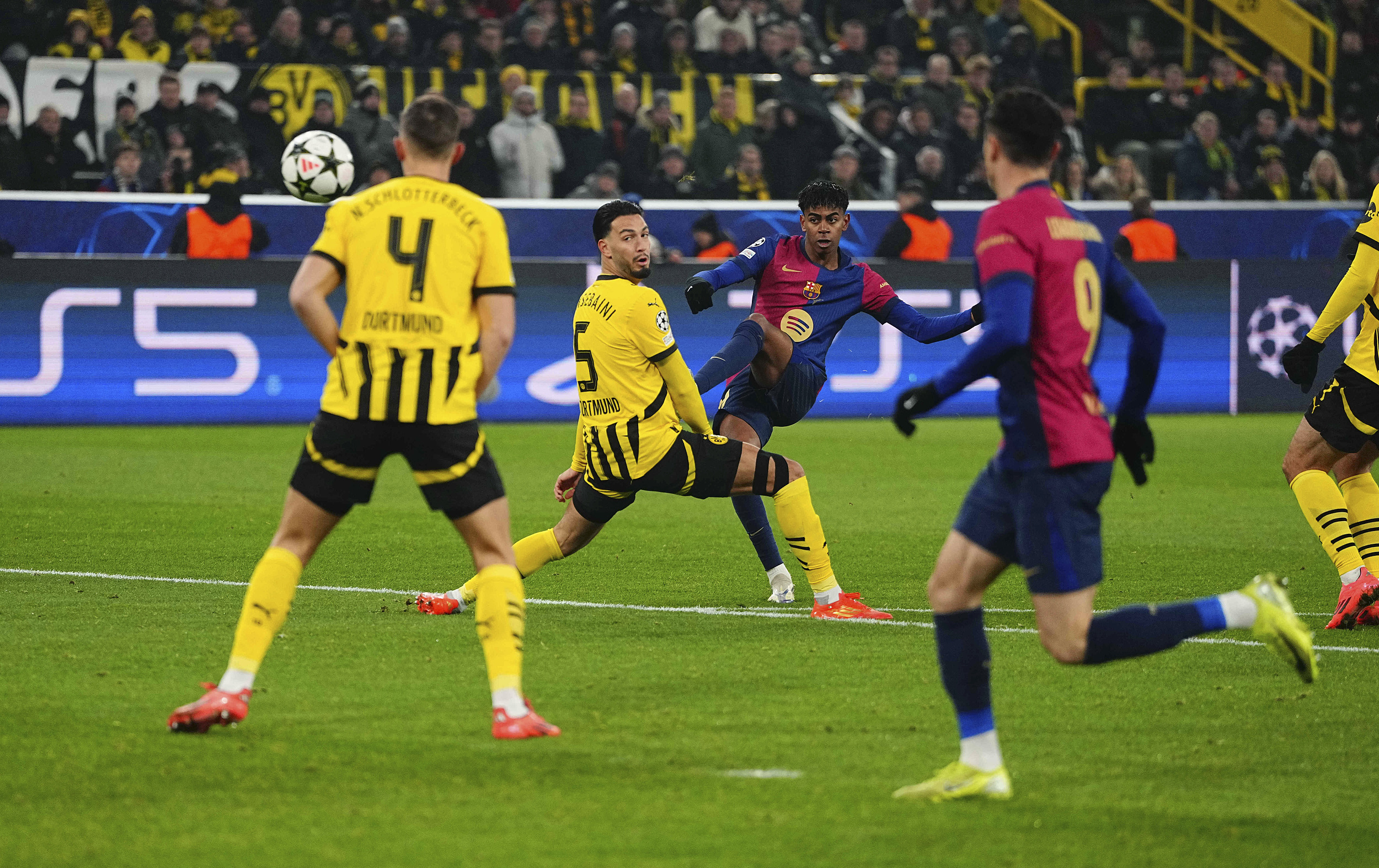 欧冠16强争夺激烈,豪强之间剑拔弩张 欧冠16强争夺激烈,豪强之间剑拔弩张